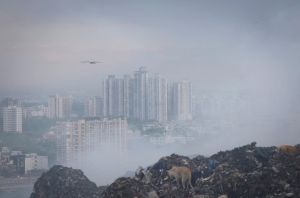 Thủ đô của Ấn Độ 'nghẹt thở' do khói độc từ núi rác cháy