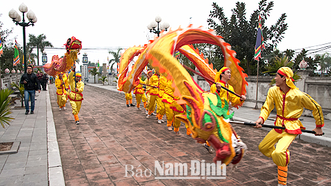 Múa rồng trong Lễ Khai ấn Đền Trần, phường Lộc Vượng (TP Nam Định) năm 2016.