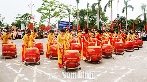Hội Trống nữ xã Hải Xuân (Hải Hậu) biểu diễn tại Ngày hội VH-TT huyện 2016. 