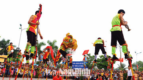 Đội cà kheo xã Hải Triều biểu diễn trong Ngày hội văn hoá - thể thao huyện Hải Hậu năm 2016. Bài và ảnh: Khánh Dũng
