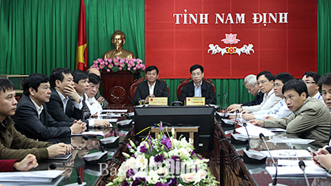 Đồng chí Phạm Đình Nghị, Phó Bí thư Tỉnh uỷ, Chủ tịch UBND tỉnh và các đại biểu tham dự tại đầu cầu tỉnh ta.