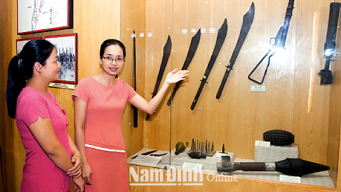 Cán bộ Bảo tàng tỉnh giới thiệu các hiện vật thời kỳ kháng chiến chống thực dân Pháp (giai đoạn 1945-1954).