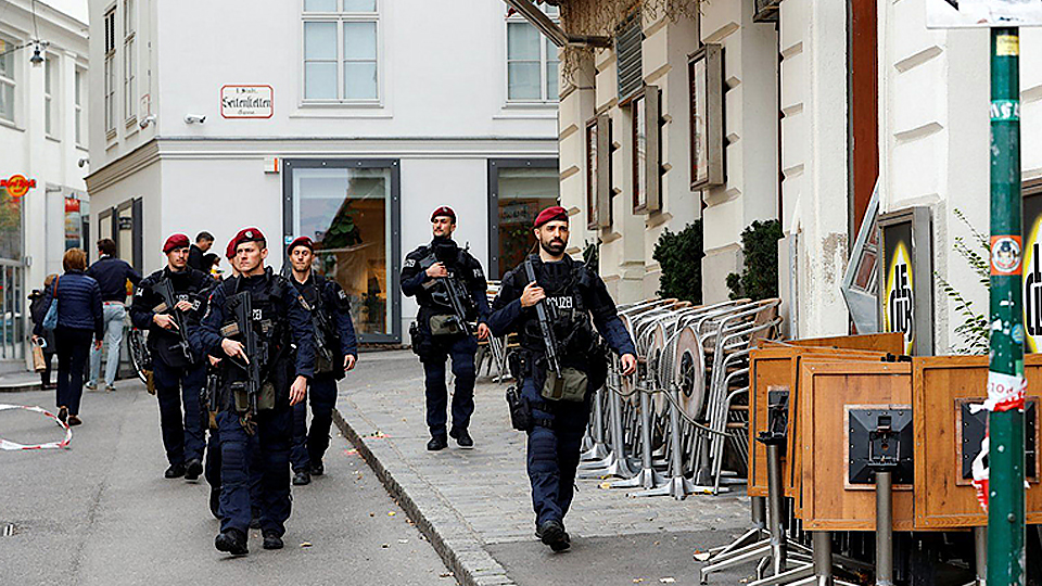 Cảnh sát tuần tra ở thủ đô Vienna của Áo (Ảnh: Reuters).