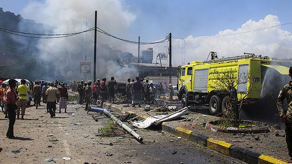 Hiện trường vụ nổ tại Aden, Yemen, ngày 10/10. (Ảnh: Reuters)