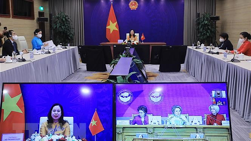 Phó Chủ tịch nước Võ Thị Ánh Xuân phát biểu tại Diễn đàn Phụ nữ Á-Âu lần thứ ba từ điểm cầu Hà Nội. (Ảnh: TTXVN)