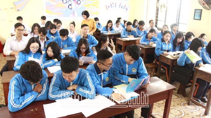 Trường THPT Nguyễn Huệ
vượt khó vươn lên dạy tốt - học tốt